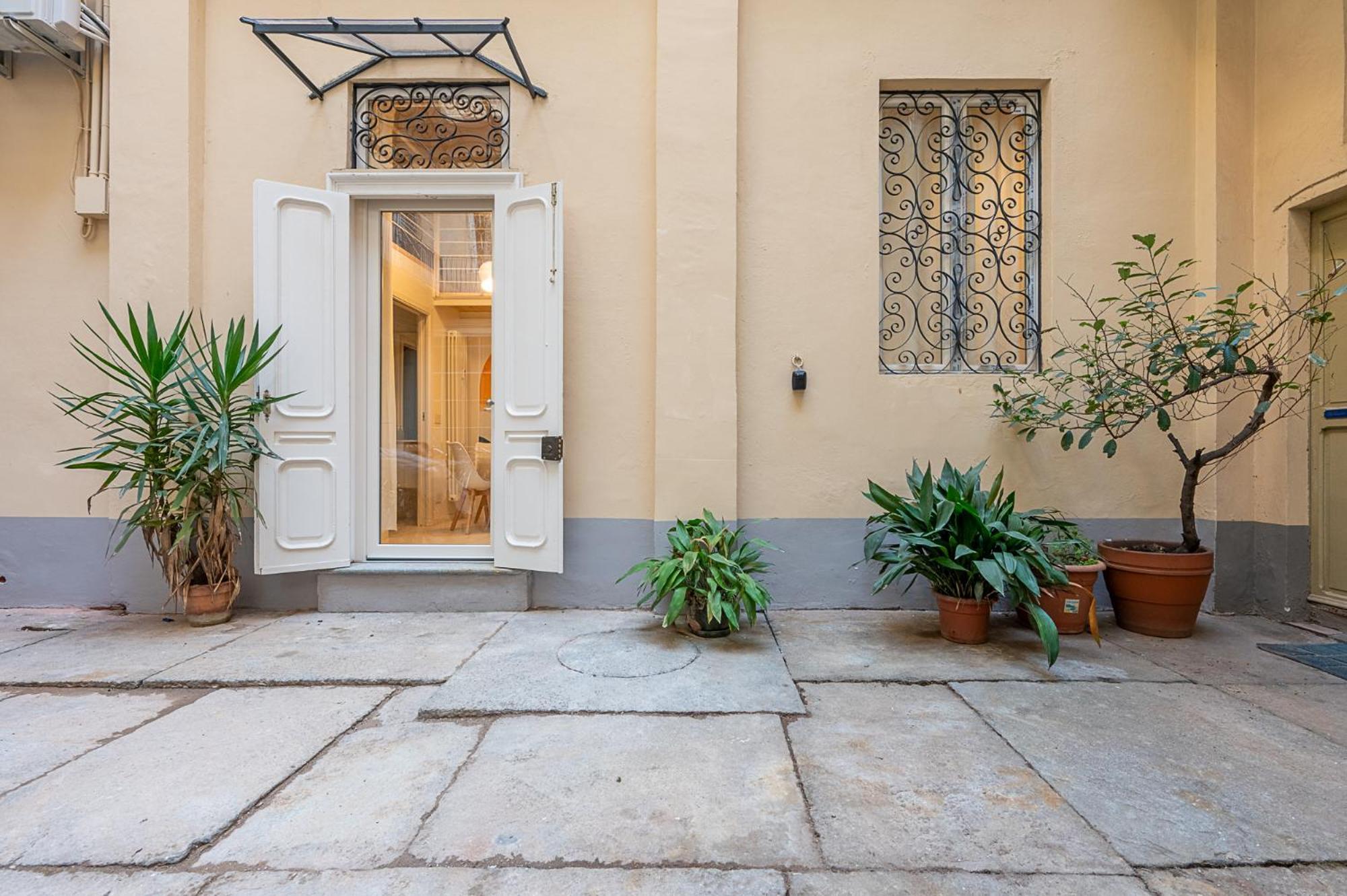Madamin 9 - Contemporary In A Prestigious Building